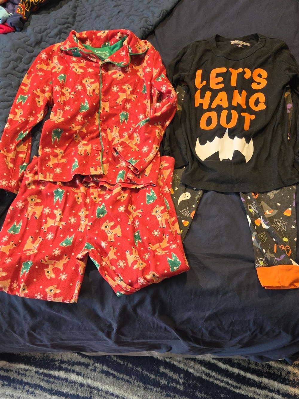 Unisex Kids Red Reindeer Holiday Pajama Set - Cozy Two-Piece, Sleepwear Size S